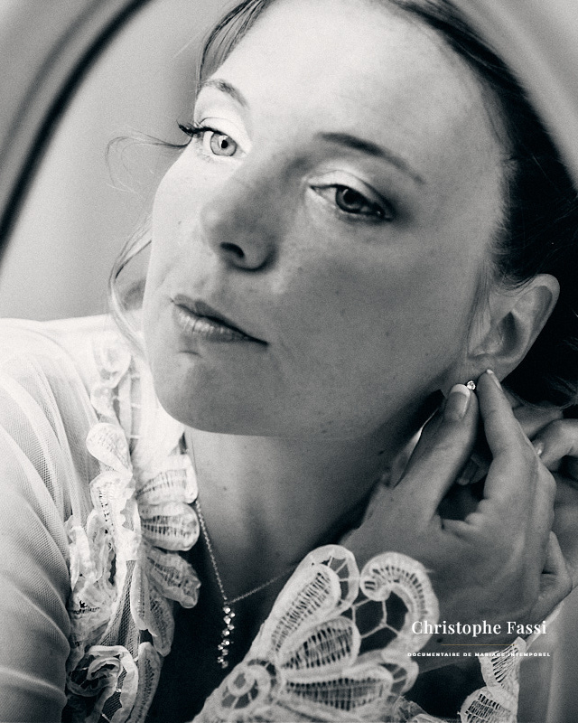Mariée pendant les préparatifs, regard ému dans le miroir, noir et blanc