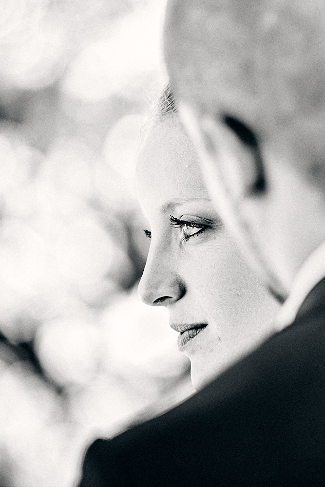 Mariés qui s'enlacent, reportage de mariage en Seine-et-Marne par Christophe Fassi