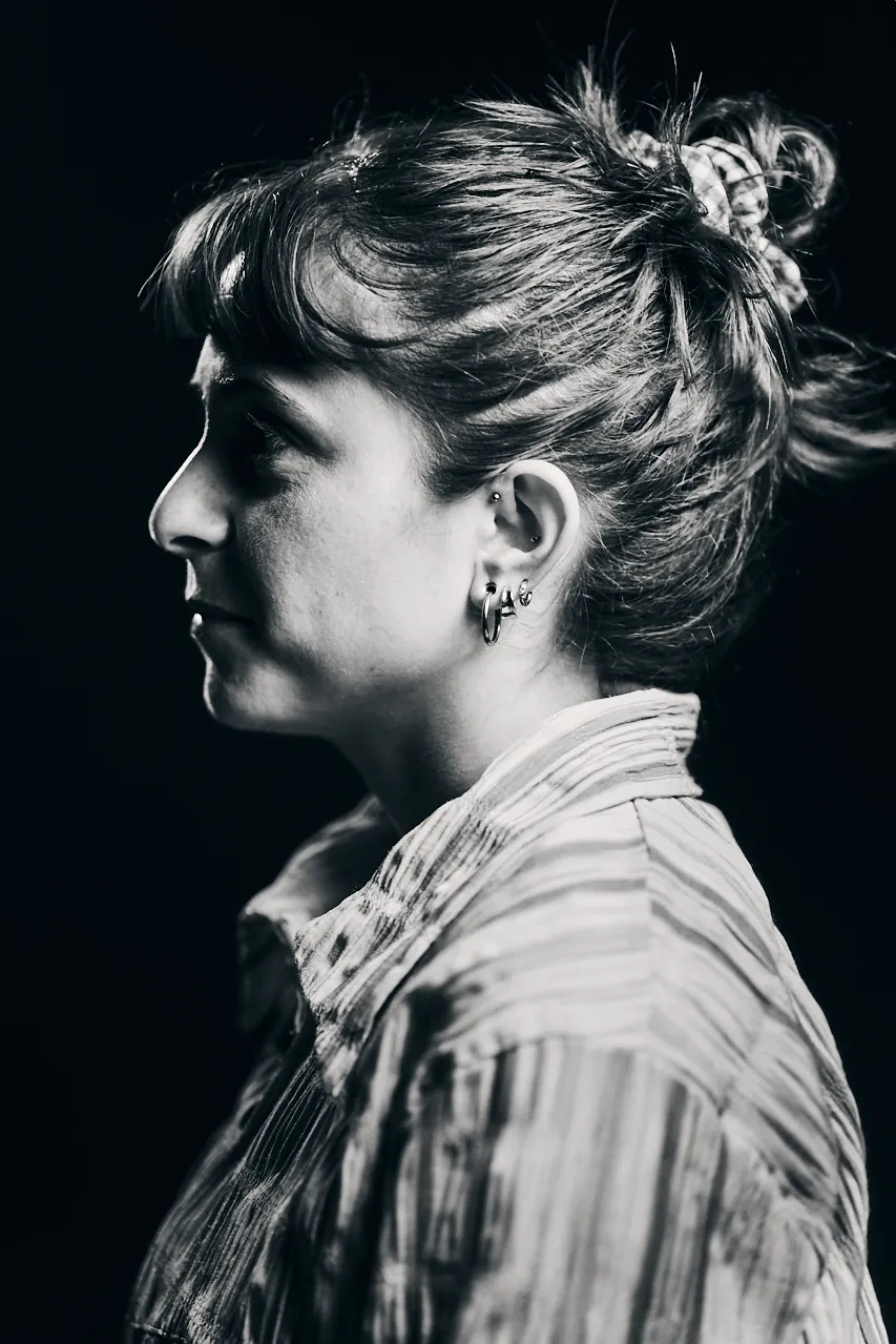De profil, les yeux fermés, elle respire.