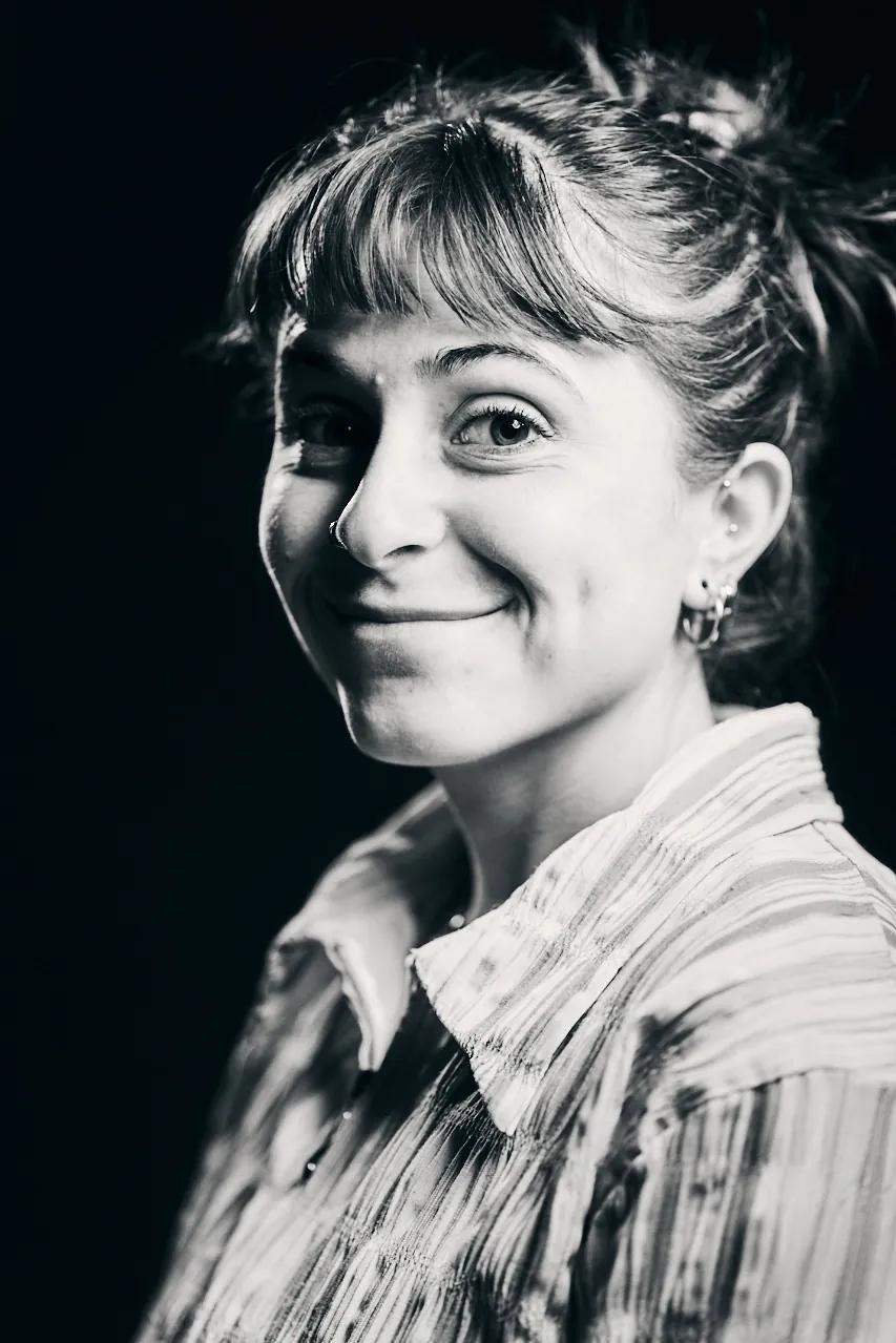 Premier regard vers l'objectif, demi-sourire.